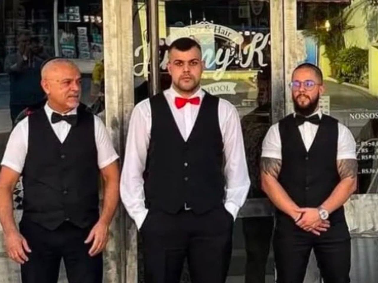 Fachada da Jimmy K Barbearia com a equipe na porta: Joel Prado, Wagner Lúcio e Caio Libarino, Horto Florestal, São Paulo