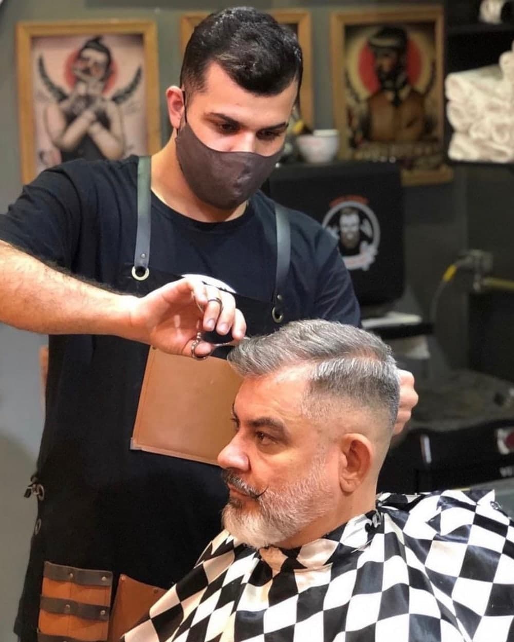 Barbeiro da Jimmy K finalizando o corte de um cliente