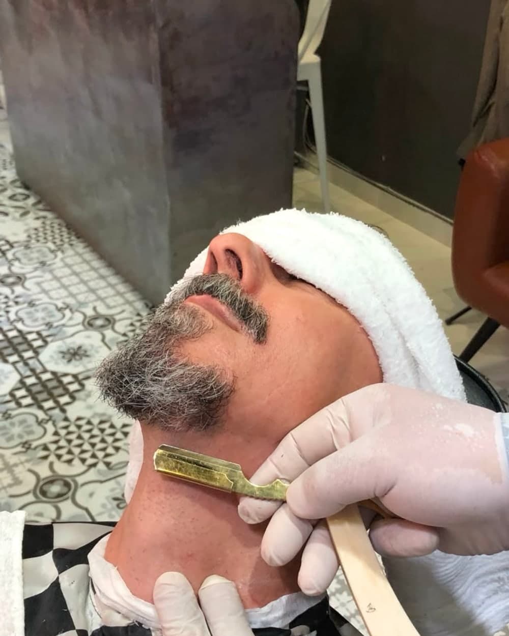 Barba feita na navalha com toalha quente na Jimmy K Barbearia