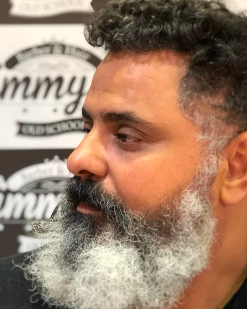 Cliente da Jimmy K com barba grisalha cheia e cabelo aparado