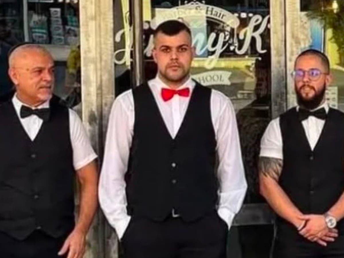 Equipe da Jimmy K Barbearia — Joel Prado, Wagner Lúcio e Caio Libarino — em frente à loja, Horto Florestal, São Paulo